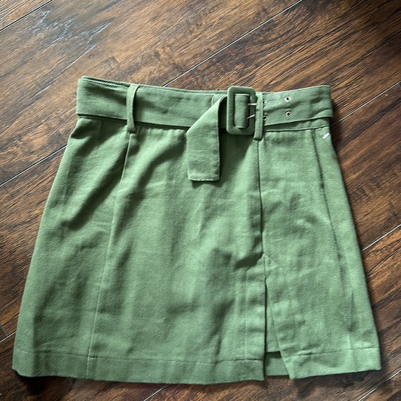 Green sugar and lips mini skirt with gold zipper - Picture 1 of 3